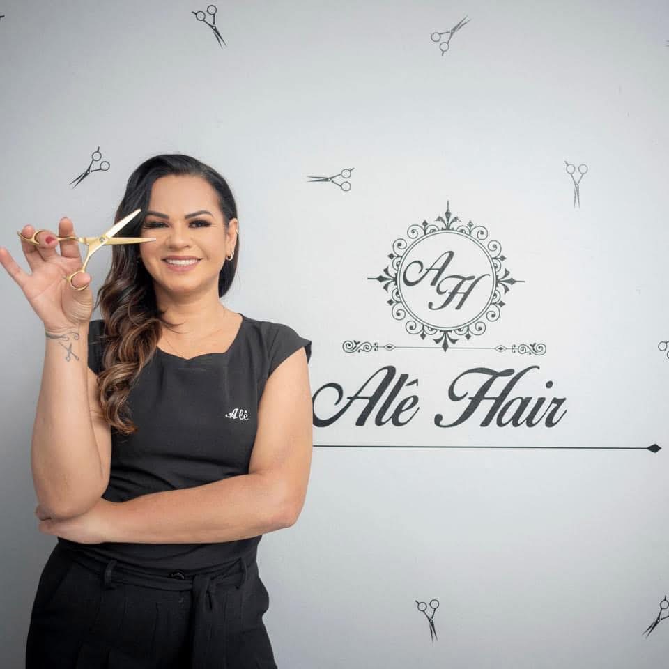 Profissional da Alê Hair com tesoura no salão