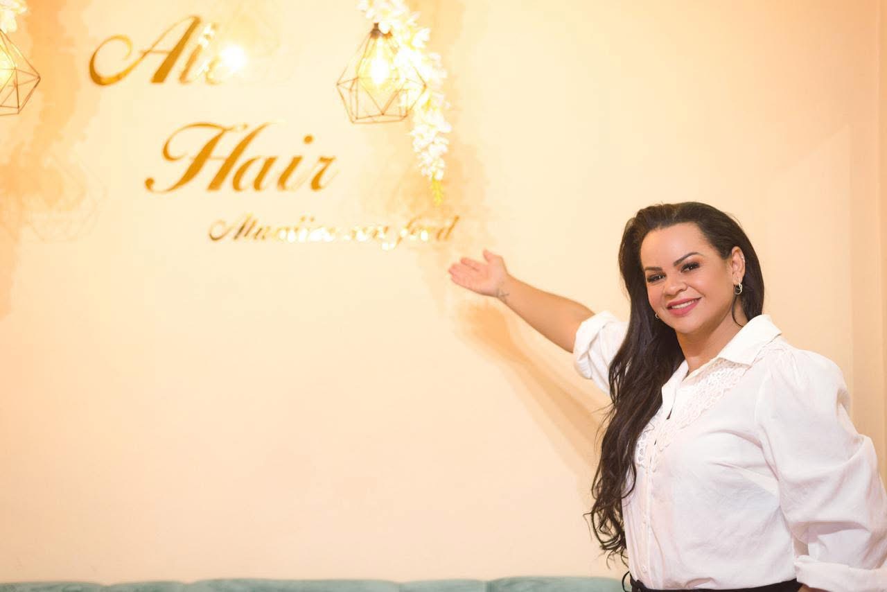 Profissional apresentando o espaço Alê Hair